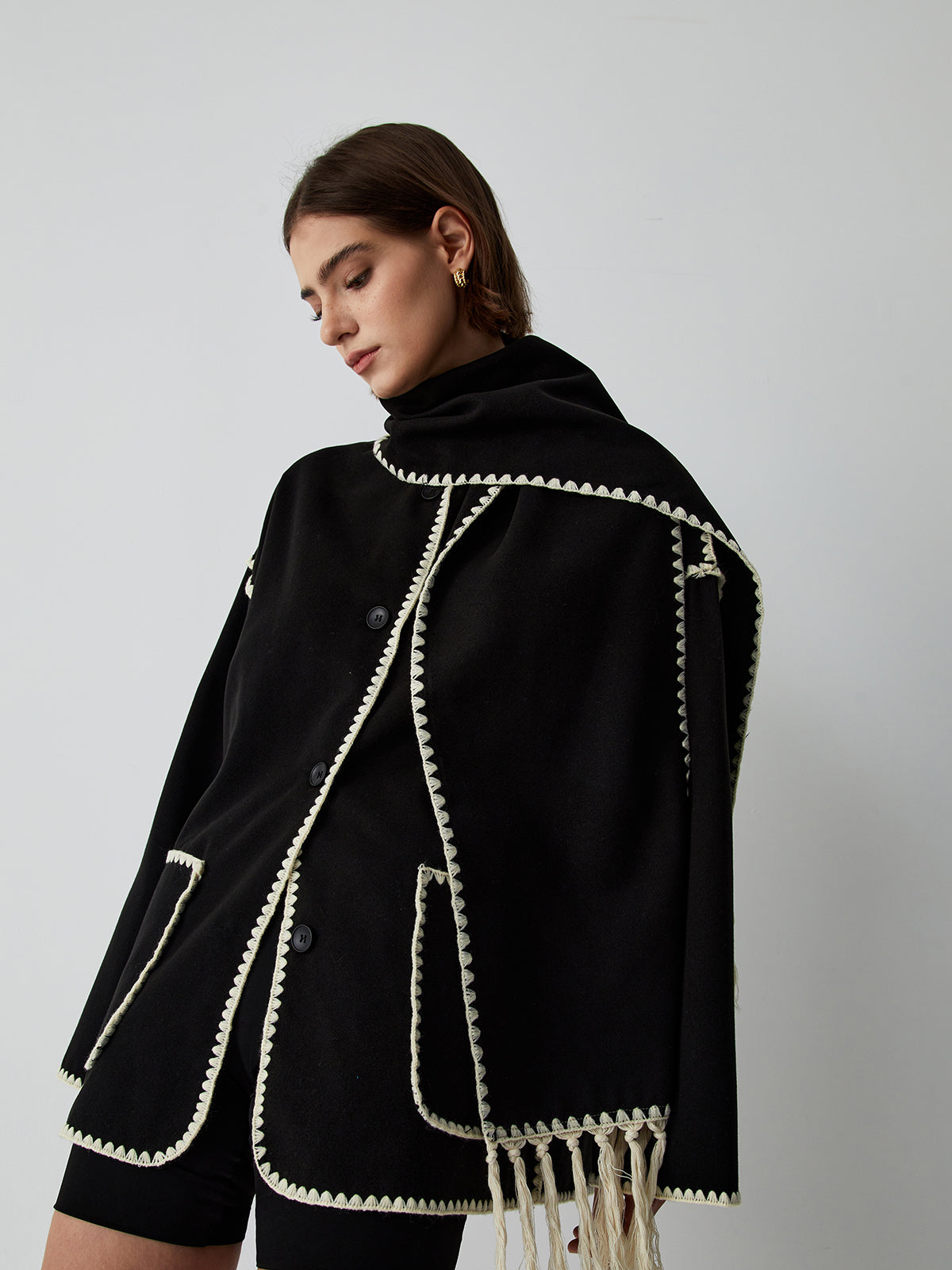 ModeGeist | Damenjacke mit kontrastierenden Paspeln und eleganter Schal Alesha