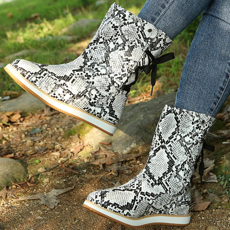 ModeGeist | Knöchellange Stiefel - Wildledermaterial - Schnürdetail - Flache Gummisohle