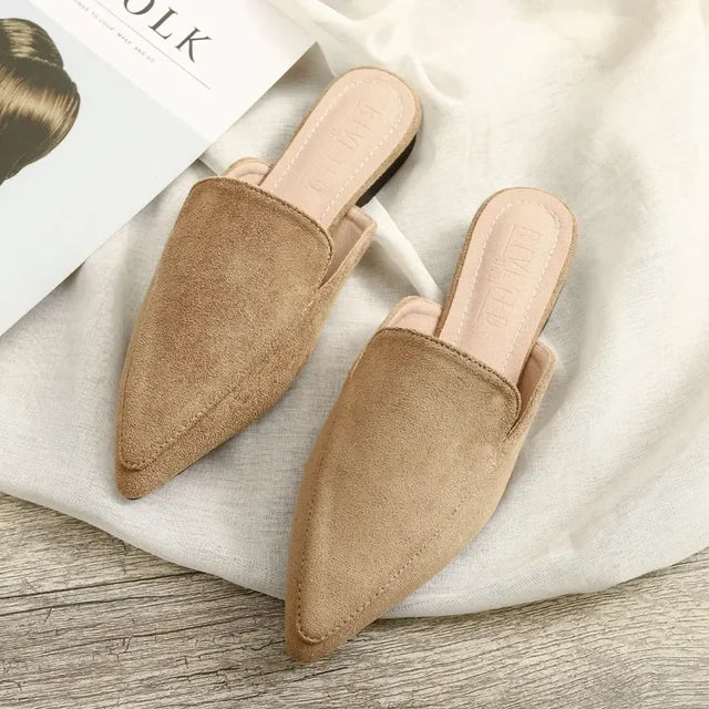 Schicke Wildleder-Mules mit spitzer Spitze von Ane
