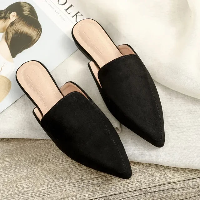 Schicke Wildleder-Mules mit spitzer Spitze von Ane