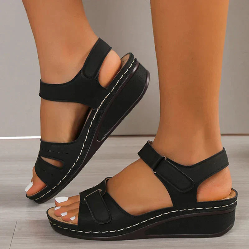 Elegante Damen-Keilsandalen mit Schnallen