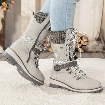 ModeGeist | Knöchelhohe Strickstiefel mit Schnürsenkeln, Reißverschluss und Riemen
