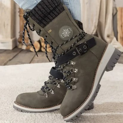 ModeGeist | Knöchelhohe Strickstiefel mit Schnürsenkeln, Reißverschluss und Riemen