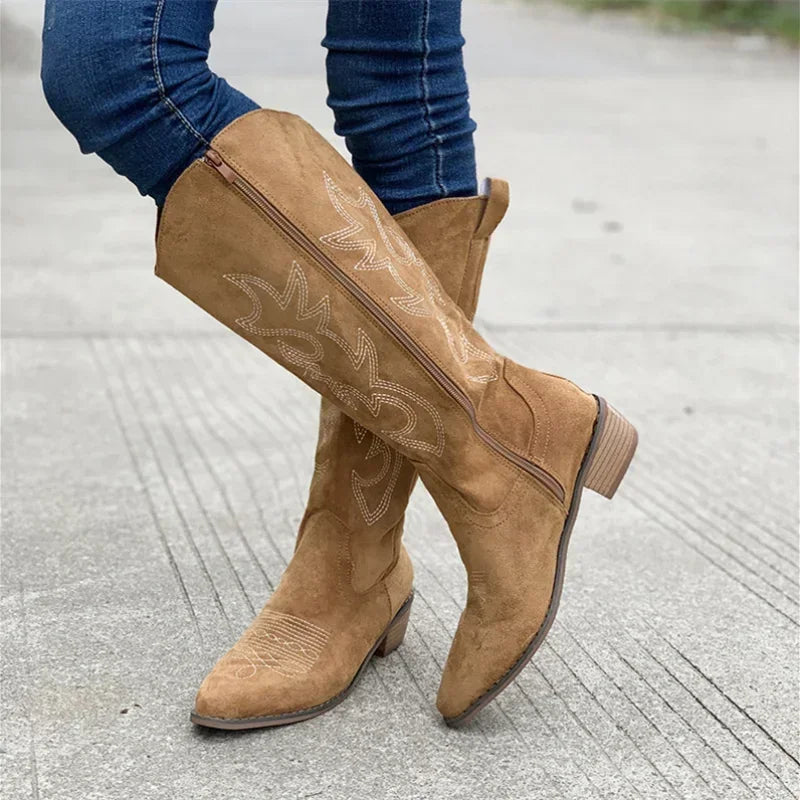 ModeGeist | Cowboy-Stiefel – Wildleder-Textur – Bestickter Western-Stil – Halb Hoch – Niedriger Absatz