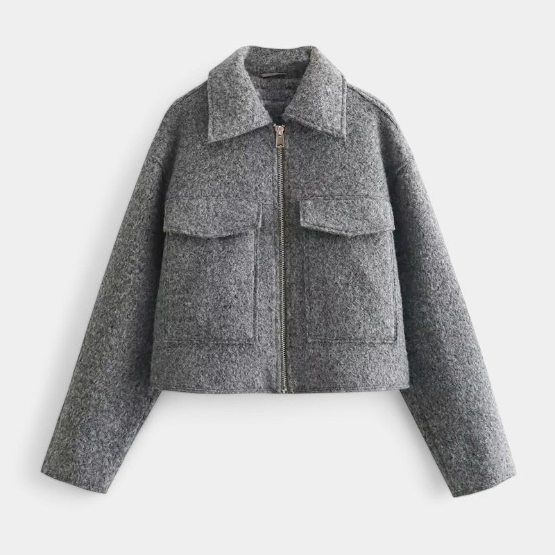 ModeGeist | Schicke Damen Wolljacke mit Kurzer Passform und Taschendetails