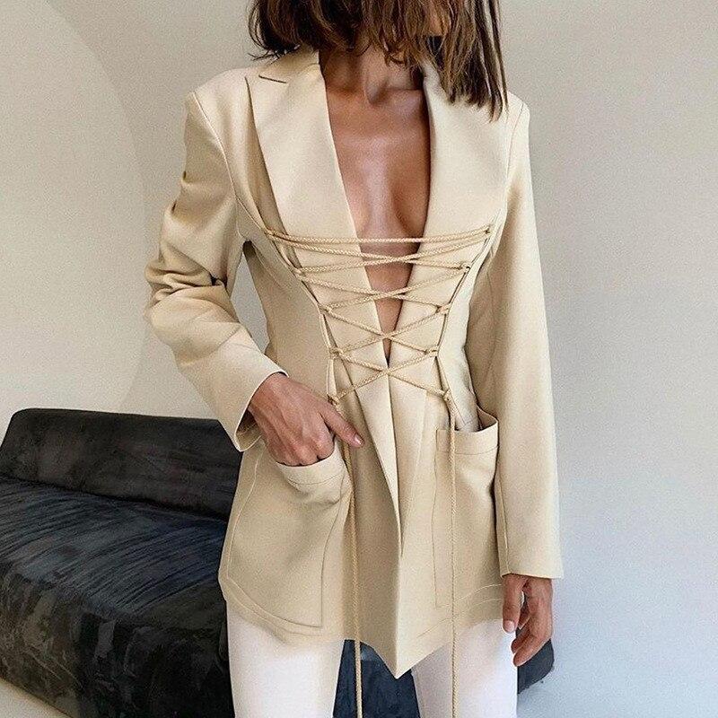 ModeGeist | Blazer mit langen Ärmeln, schwarzen Schnürungen und stilvollen Taschen