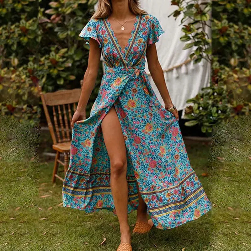 Elegantes Laura Sommer-Maxikleid mit Rüschen, tiefem V-Ausschnitt und kurzen Ärmeln