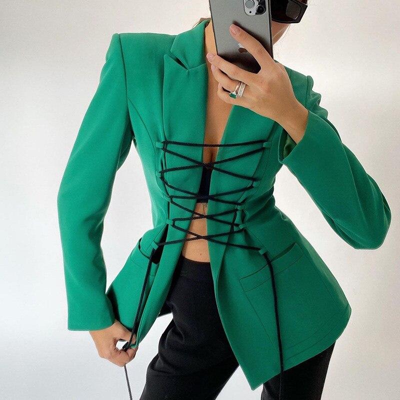 ModeGeist | Blazer mit langen Ärmeln, schwarzen Schnürungen und stilvollen Taschen