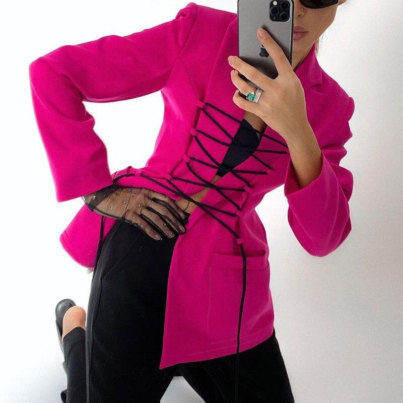 ModeGeist | Blazer mit langen Ärmeln, schwarzen Schnürungen und stilvollen Taschen