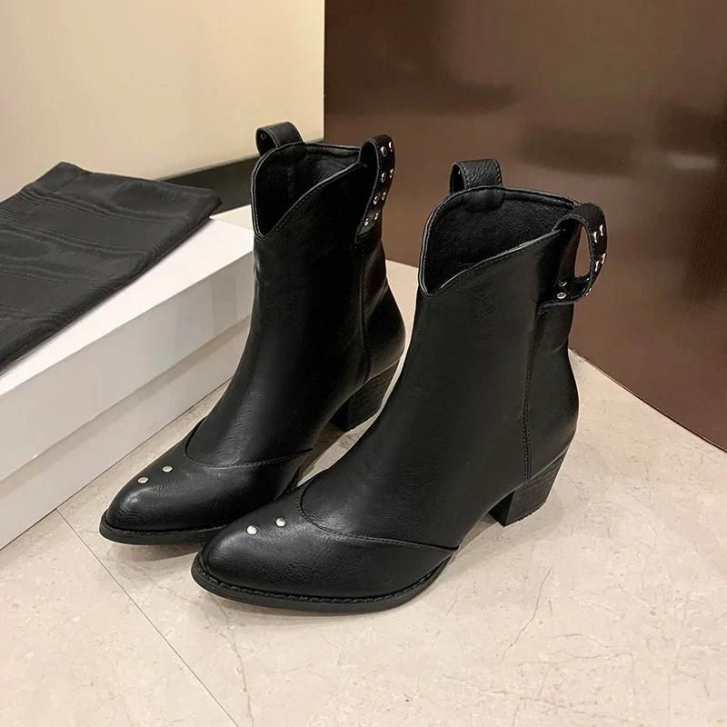 Pointed-toe studded ankle boots - Ida