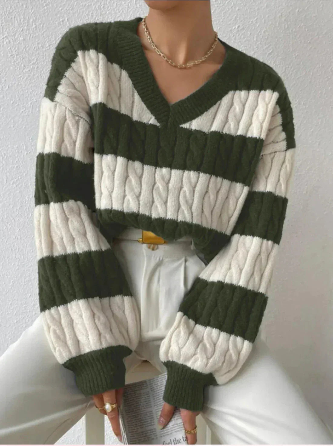 ModeGeist | Gestreifter eleganter Pullover mit V-Ausschnitt
