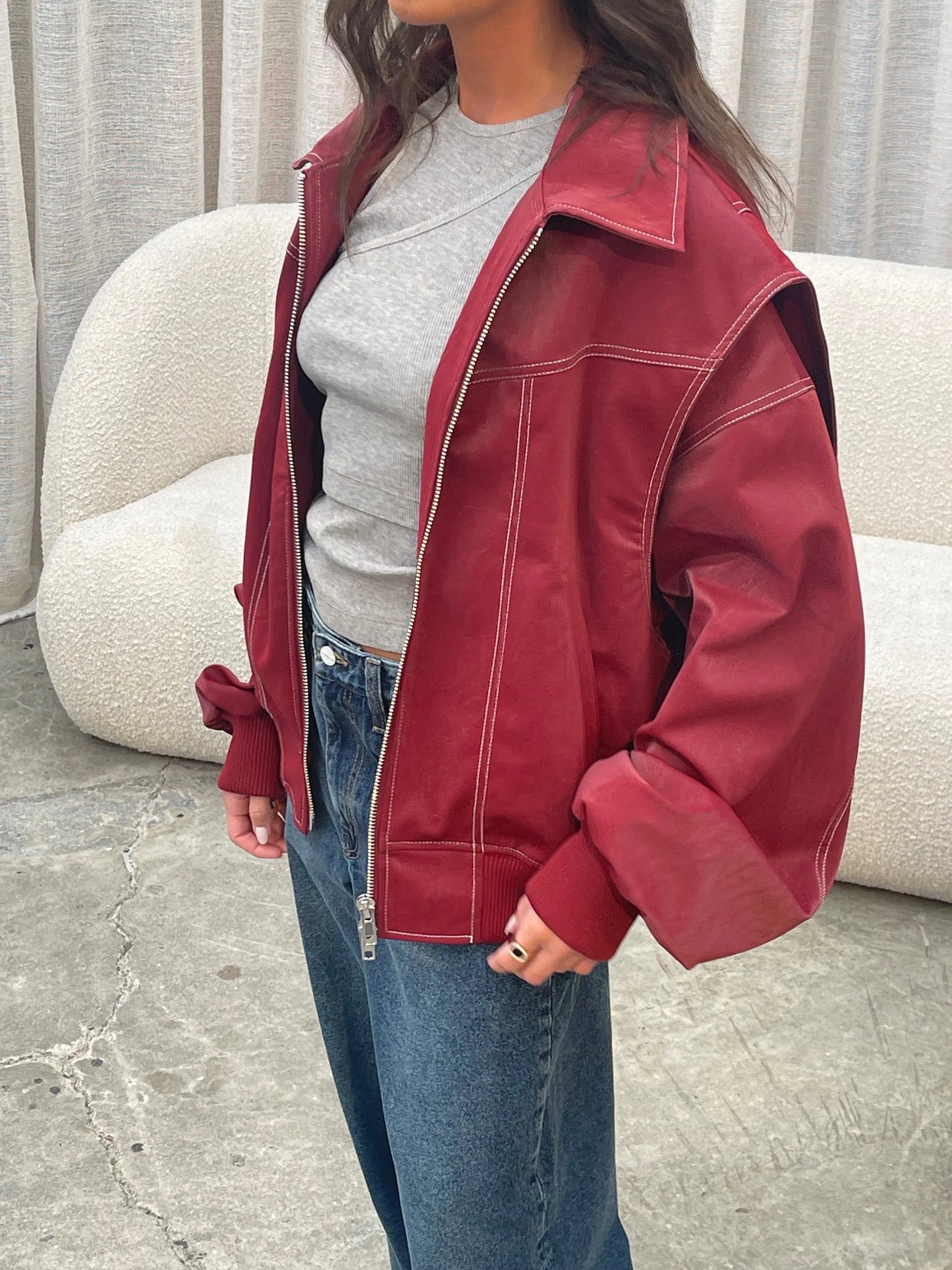 ModeGeist | Burgundisch Zip up Jacke in Übergröße mit Kontrastnähten