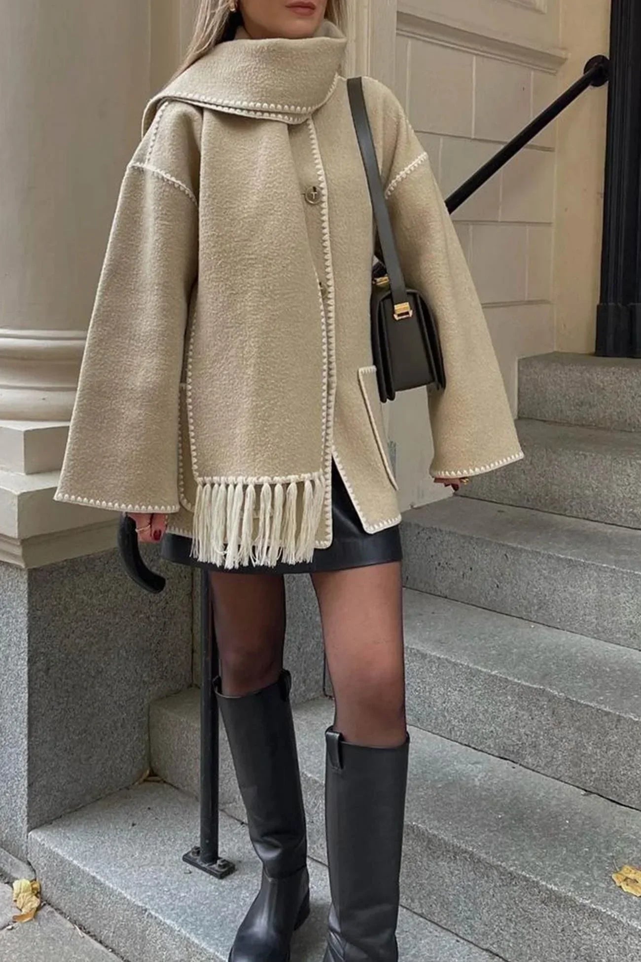 ModeGeist | Mantel Poncho-Stil - Oversized Passform - Wollmischung - Hoher Kragen - 3/4 Ärmel