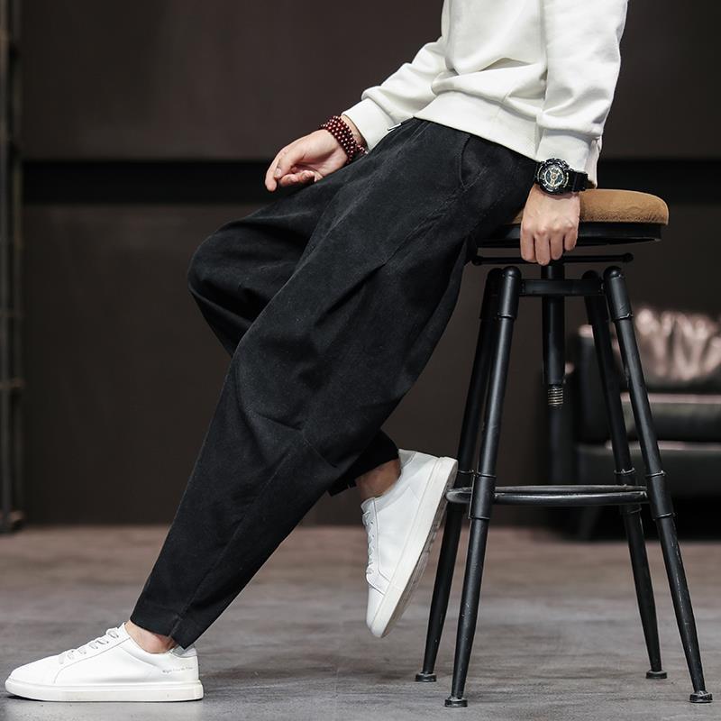 Herrenhose mit weitem Bein und entspannter Passform