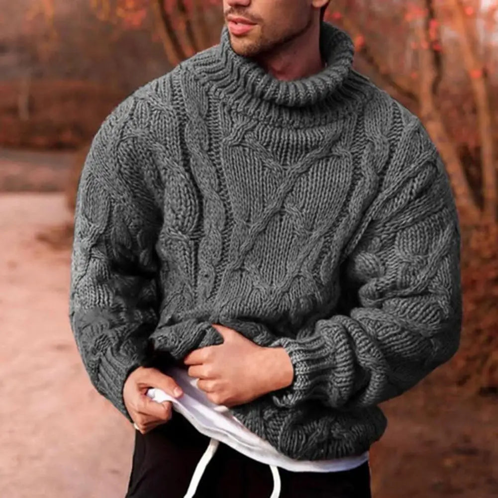 Herrenpullover im klassischen Zopfmuster