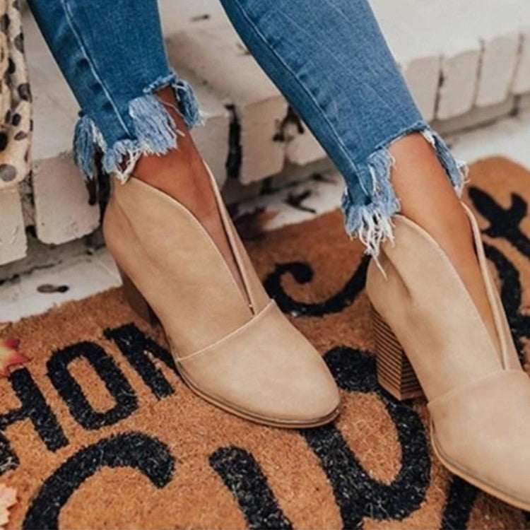 ModeGeist | Blockabsatz Stiefeletten mit Seitlichem Ausschnitt für Frauen