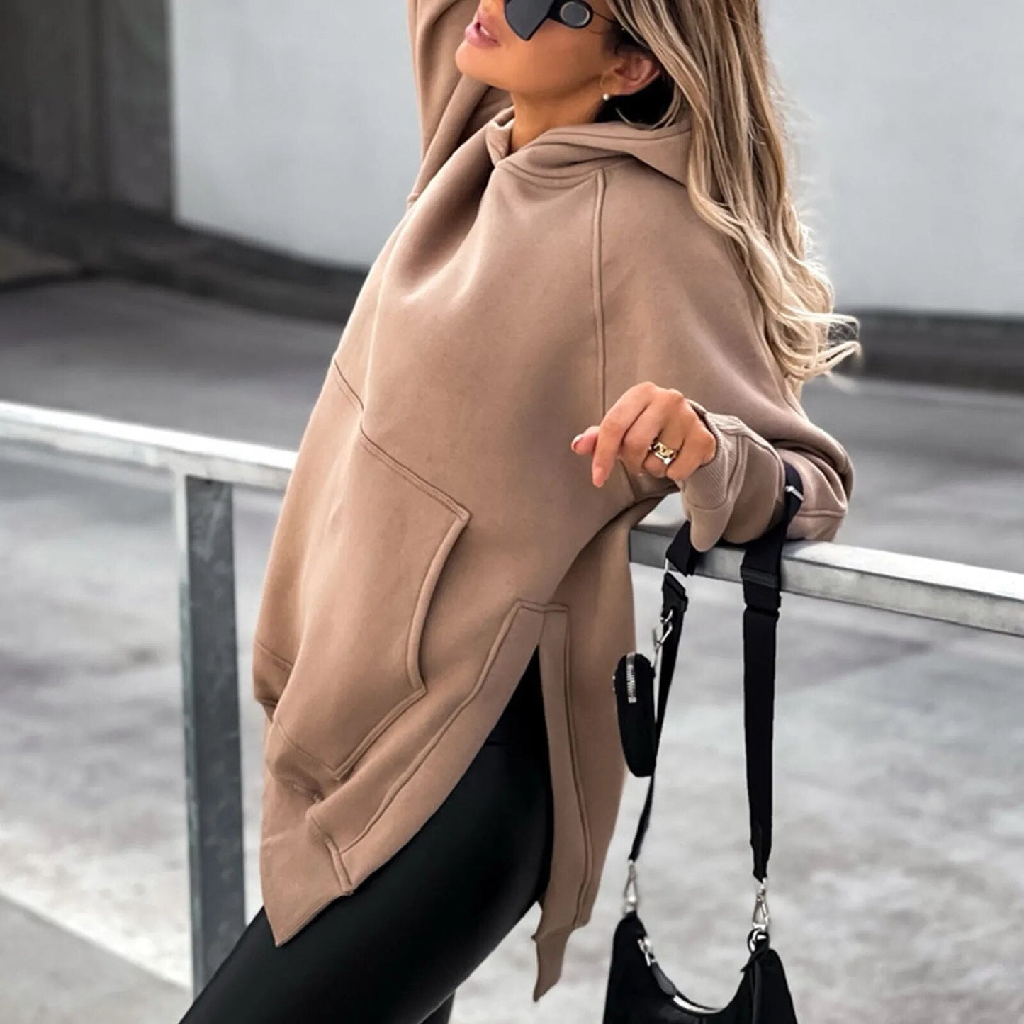ModeGeist | Stilvolle Jacke mit Kapuze und Schlitz