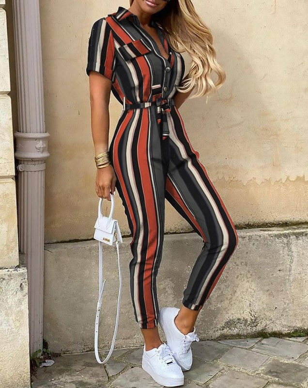 Kurzärmliger Jumpsuit mit Gürtel, Modell Liane