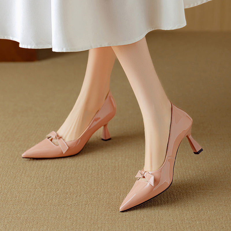 MODEGEIST Damen Kitten-Heel Pumps Spitze Zehe Schleife Rosa Lack