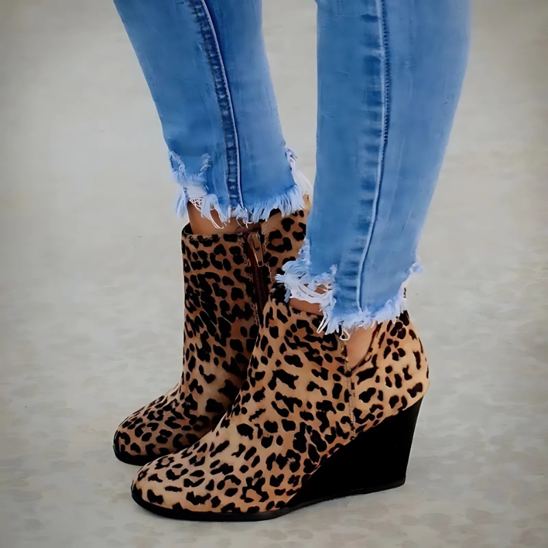 ModeGeist | Stiefeletten - Faux Wildleder - Keilabsatz - Seitenreißverschluss