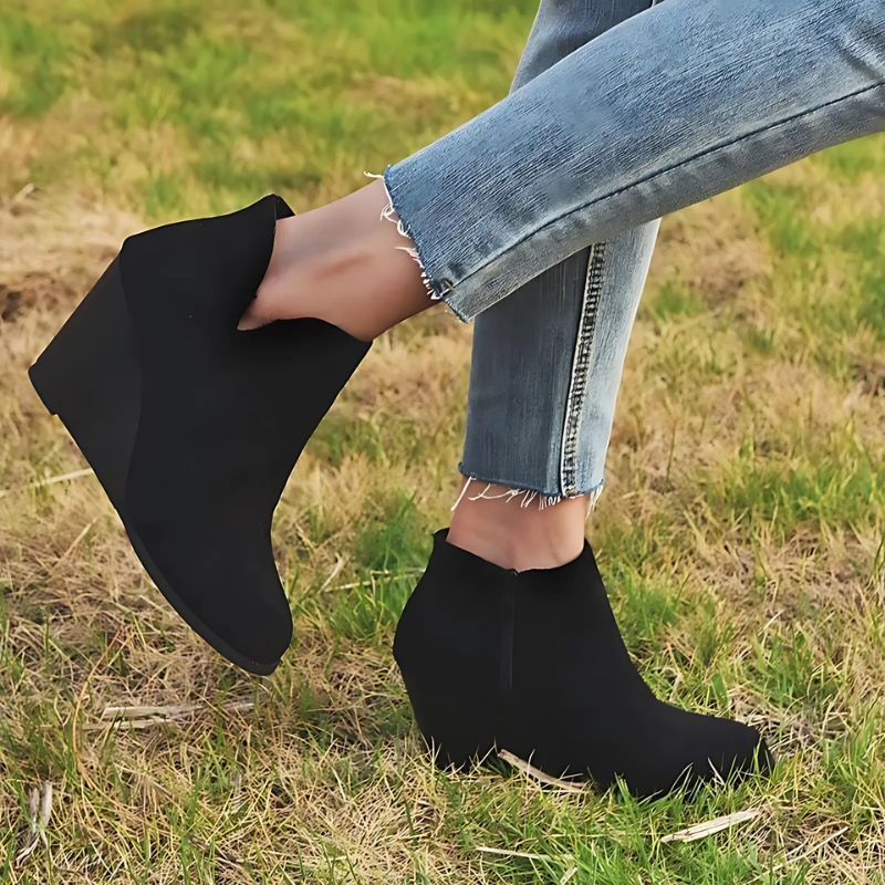 ModeGeist | Stiefeletten - Faux Wildleder - Keilabsatz - Seitenreißverschluss