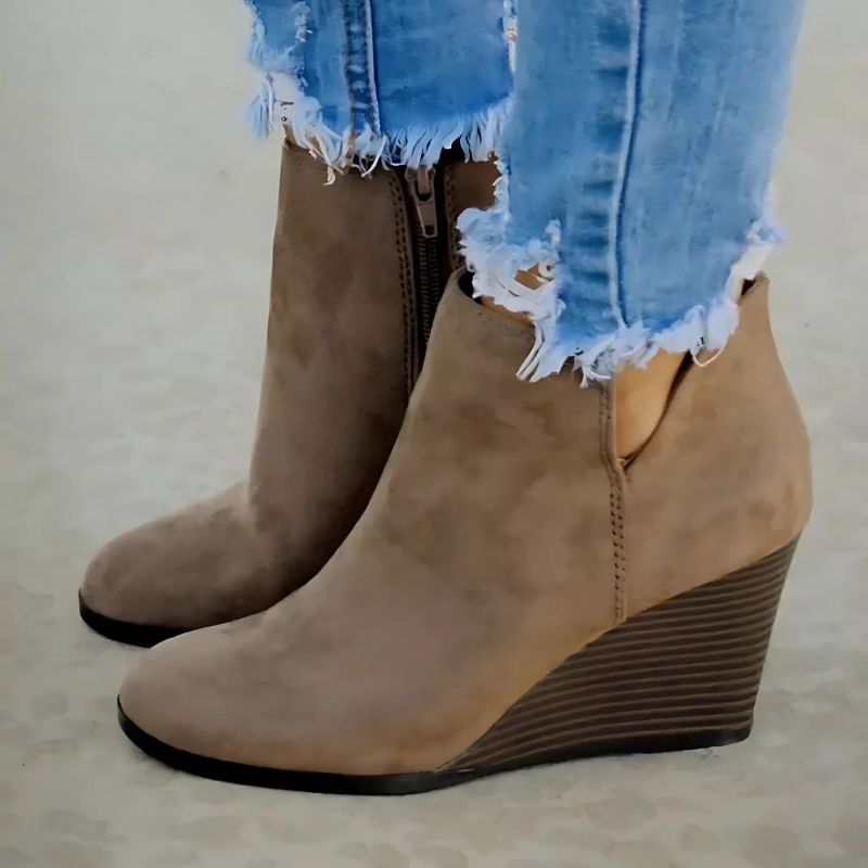 ModeGeist | Stiefeletten - Faux Wildleder - Keilabsatz - Seitenreißverschluss