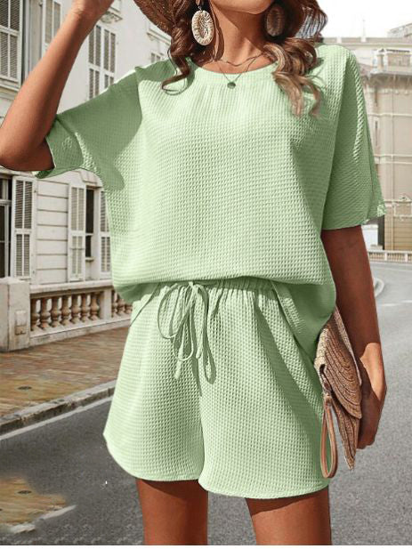 Elegantes zweiteiliges Sommeroutfit von Thalia für modebewusste Frauen