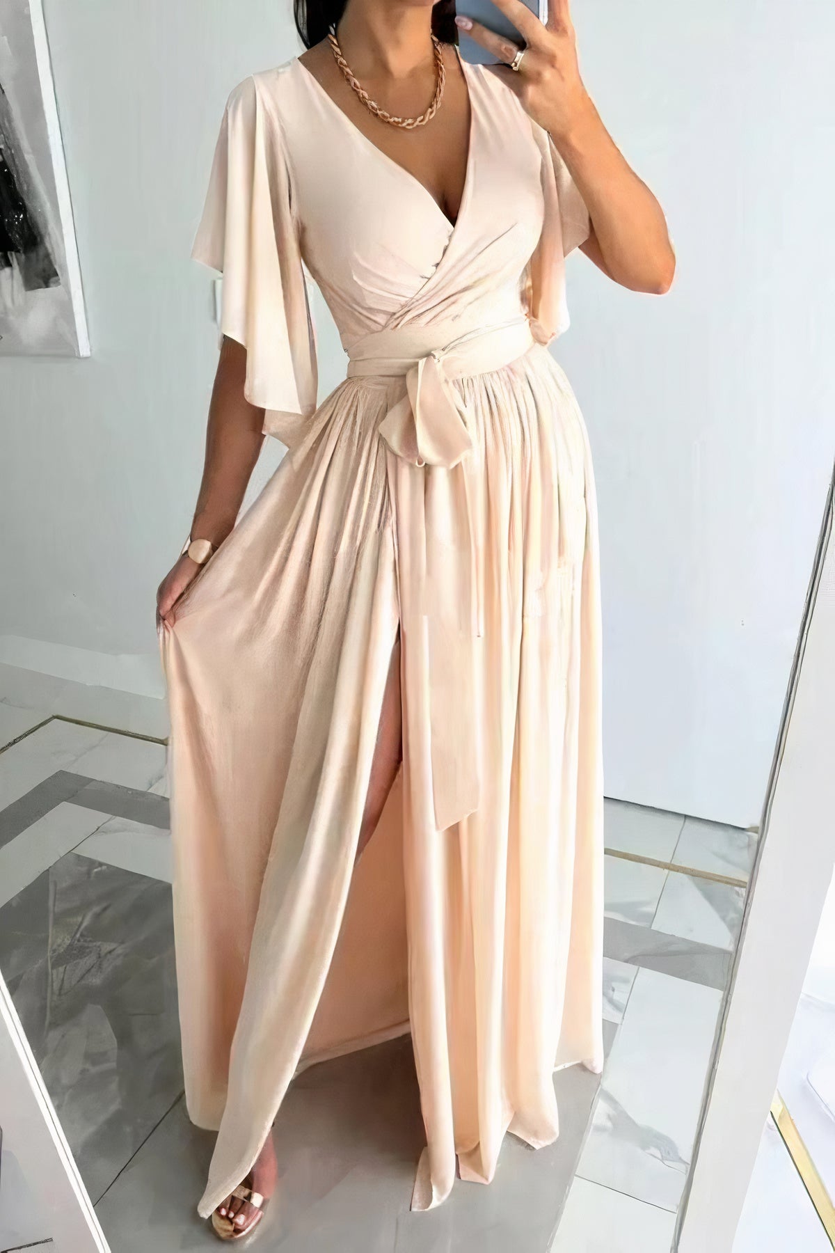 Schickes Kleid mit V-Ausschnitt und Schlitz - Naomi