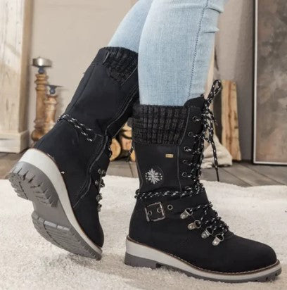ModeGeist | Knöchelhohe Strickstiefel mit Schnürsenkeln, Reißverschluss und Riemen