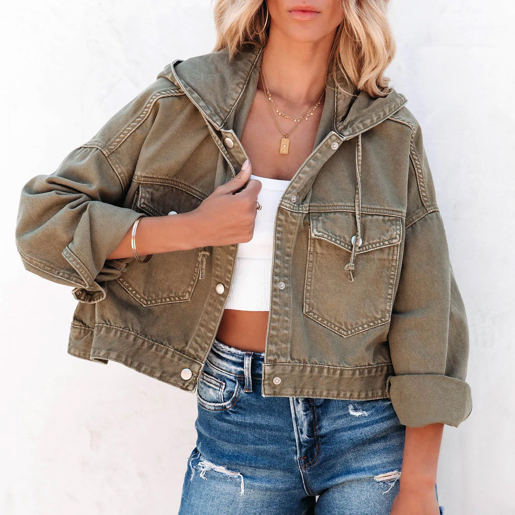 Kurze, lässige Denim-Kapuzenjacke mit Kordelzug von Noelle