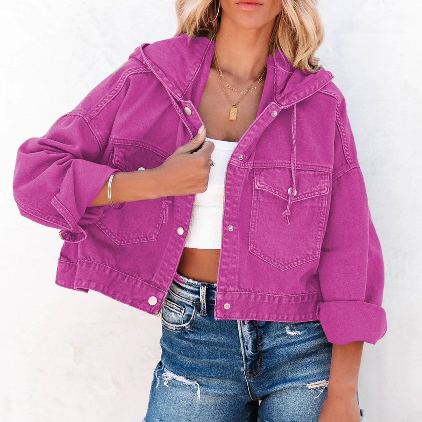 Kurze, lässige Denim-Kapuzenjacke mit Kordelzug von Noelle