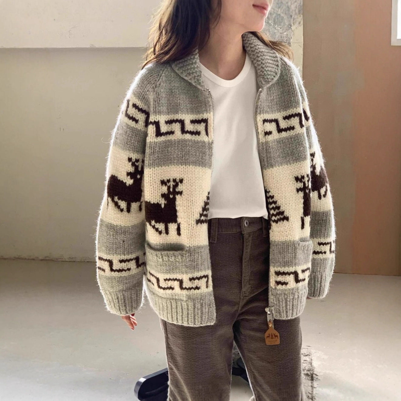 Damen Strickjacke mit auffälligem Rentier-Muster und hochwertiger Verarbeitung ModeGeist