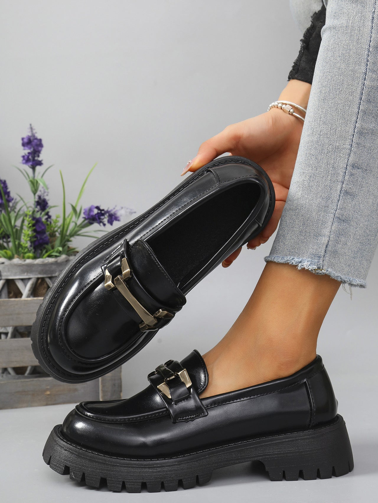 Modische Mokassins für Damen mit stabilem Absatz und Schnallen-Detail von MODEGEIST
