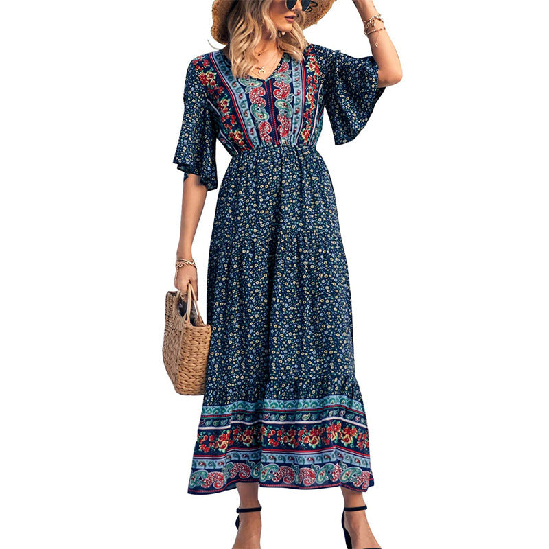 Langes Damenkleid mit fließendem Schnitt und buntem Muster von MODEGEIST
