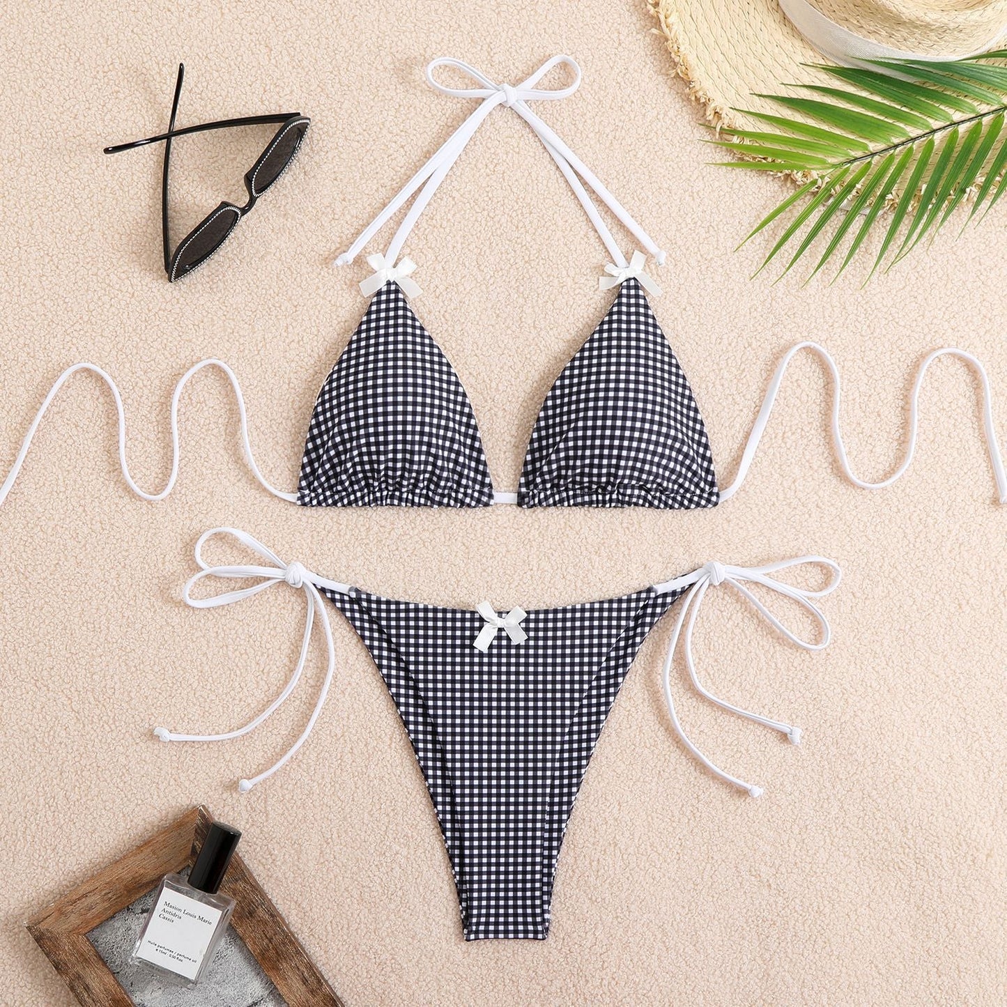 Moderner Damen Bikini mit Dreieck-Oberteilen, Karomuster und eleganten Bändern von MODEGEIST