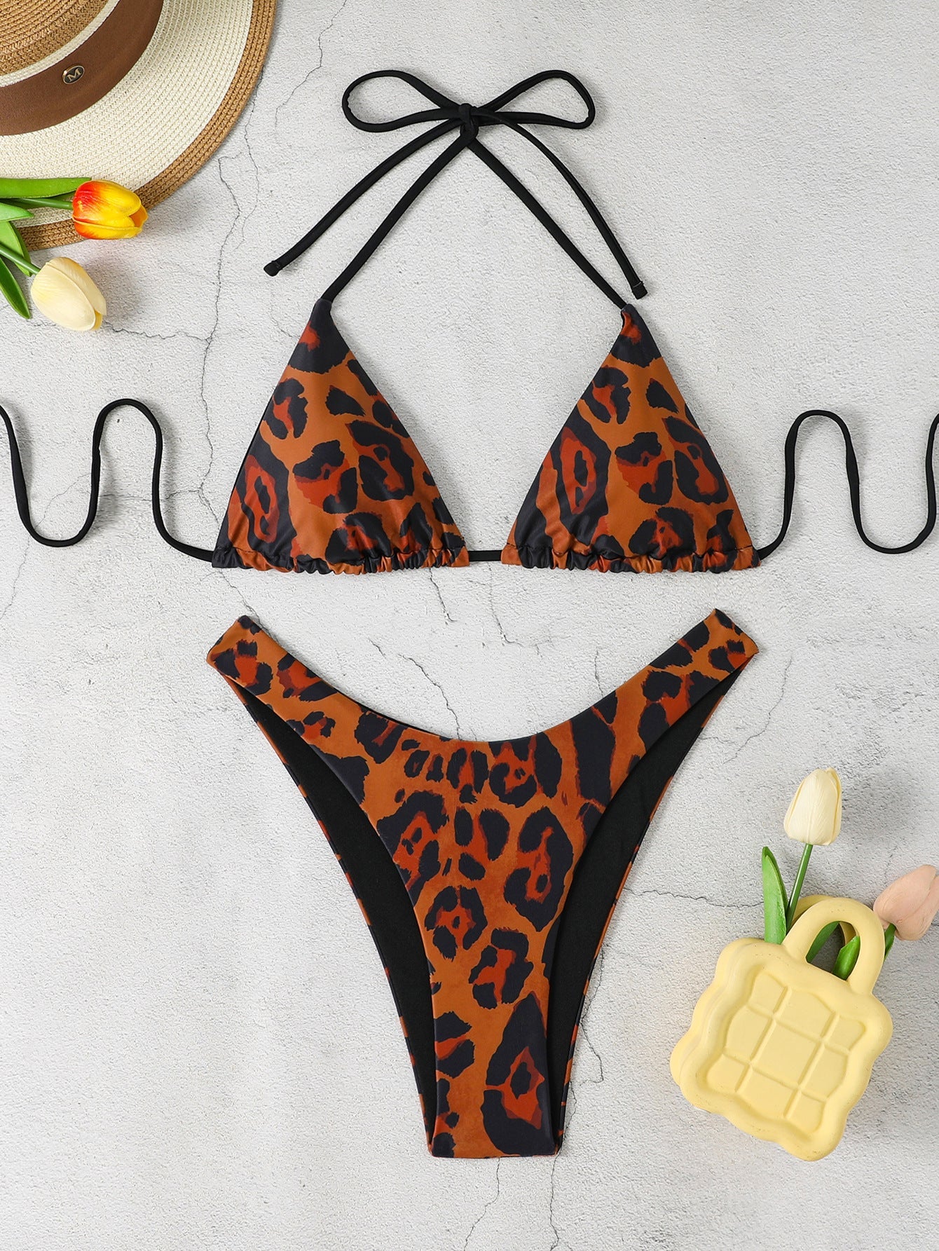 Trendiger Damen-Bikini mit Dreieck-Oberteil und hohem Beinausschnitt