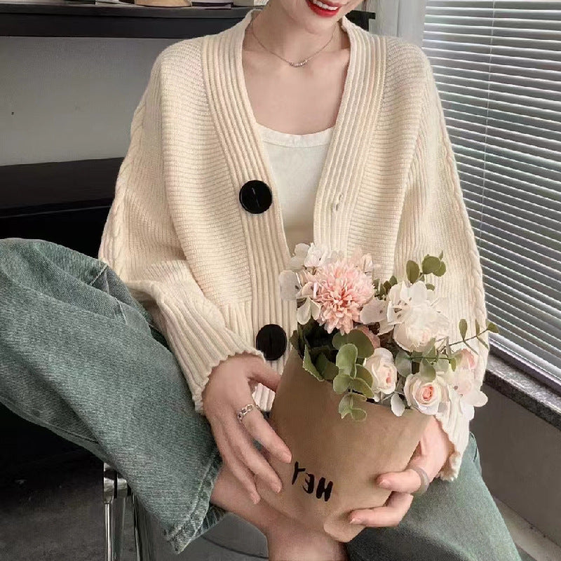 Damen modische Strickjacke mit großen Knöpfen und seitlich offenen Ärmeln ModeGeist