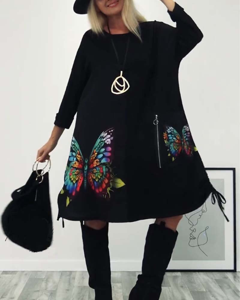 Modisches Damenkleid mit asymmetrischem Schnitt, bunten Schmetterlingen und Taschen
