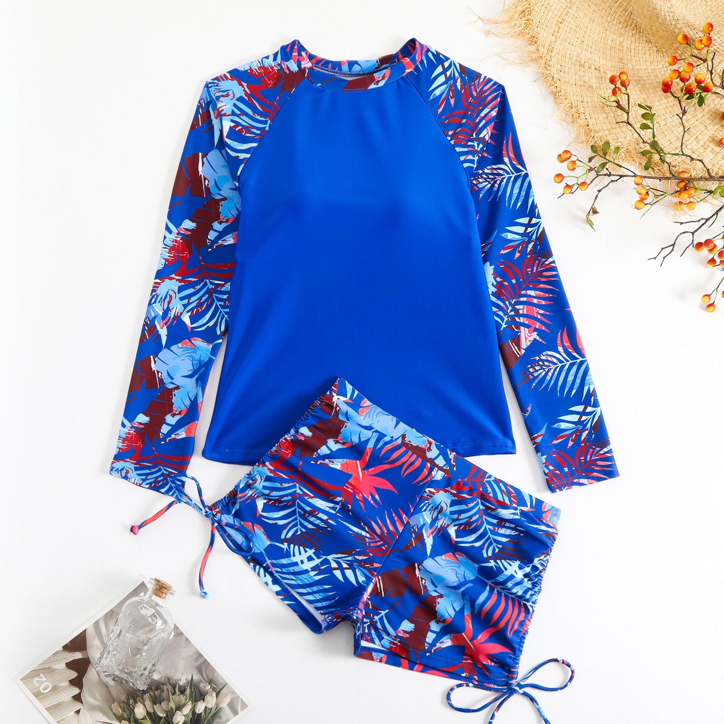 Frauen Rashguard und Shorts Set mit bunten Blattdesign MODEGEIST