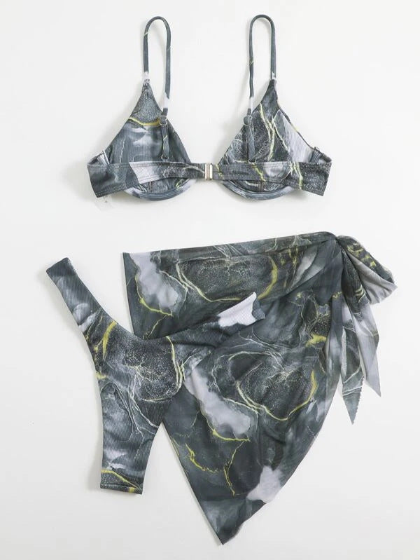 Moderner Damen-Bikini mit Wickelrock und schickem Oberteil von MODEGEIST