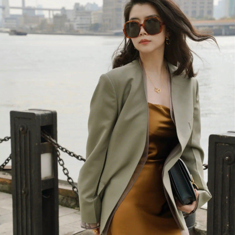 Moderner, eleganter Damenblazer mit minimalistischem Design von MODEGEIST
