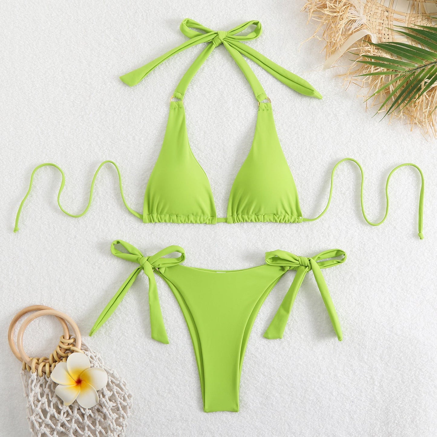 Bikini-Set mit Dreieck-Oberteilen, Bindebändern und elastischem Material von MODEGEIST