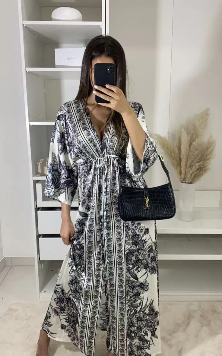Eleganter Damen-Kaftan mit luftigem Schnitt, Blumenmuster und edlen Details von MODEGEIST