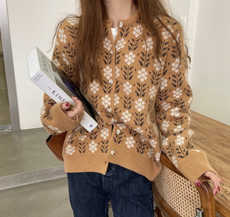 Damen Strickjacke mit floralem Muster und Knopfdetail ModeGeist