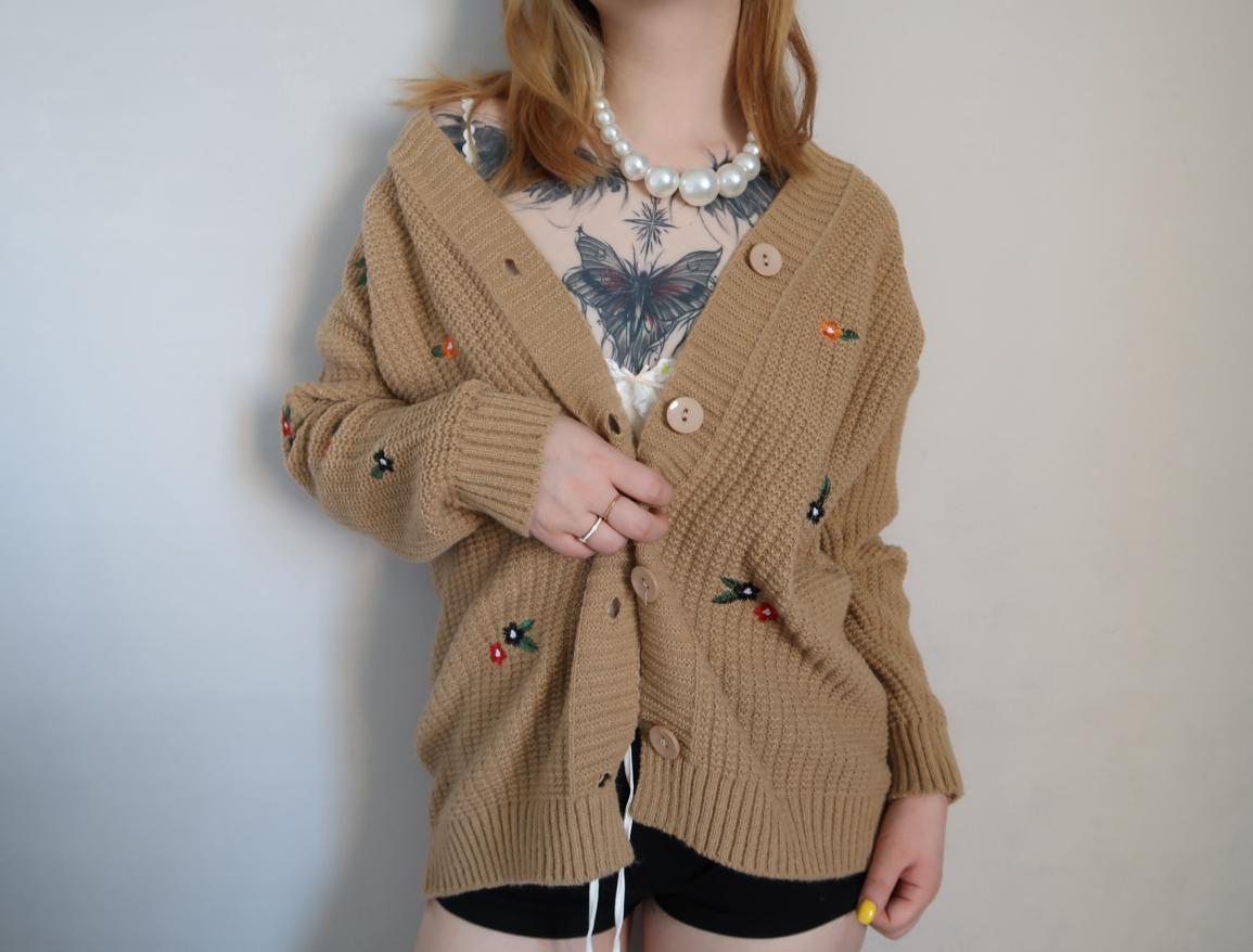 Damen Strickjacke mit buntem Blumenstickereien ModeGeist