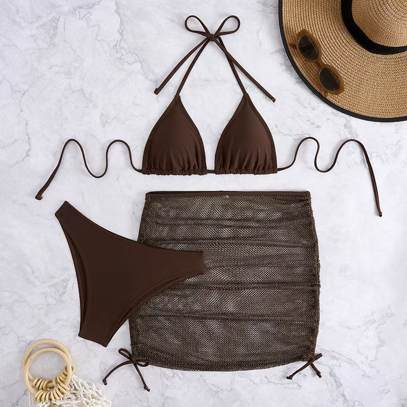 Modischer Damen-Bikini mit Dreieck-Oberteil, Netzrock und verstellbaren Trägern von MODEGEIST
