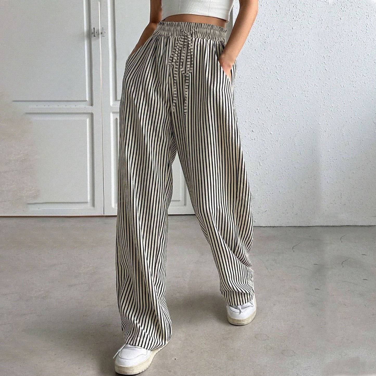 Leichte Damenhose mit weiten Streifen und elastischem Bund von MODEGEIST