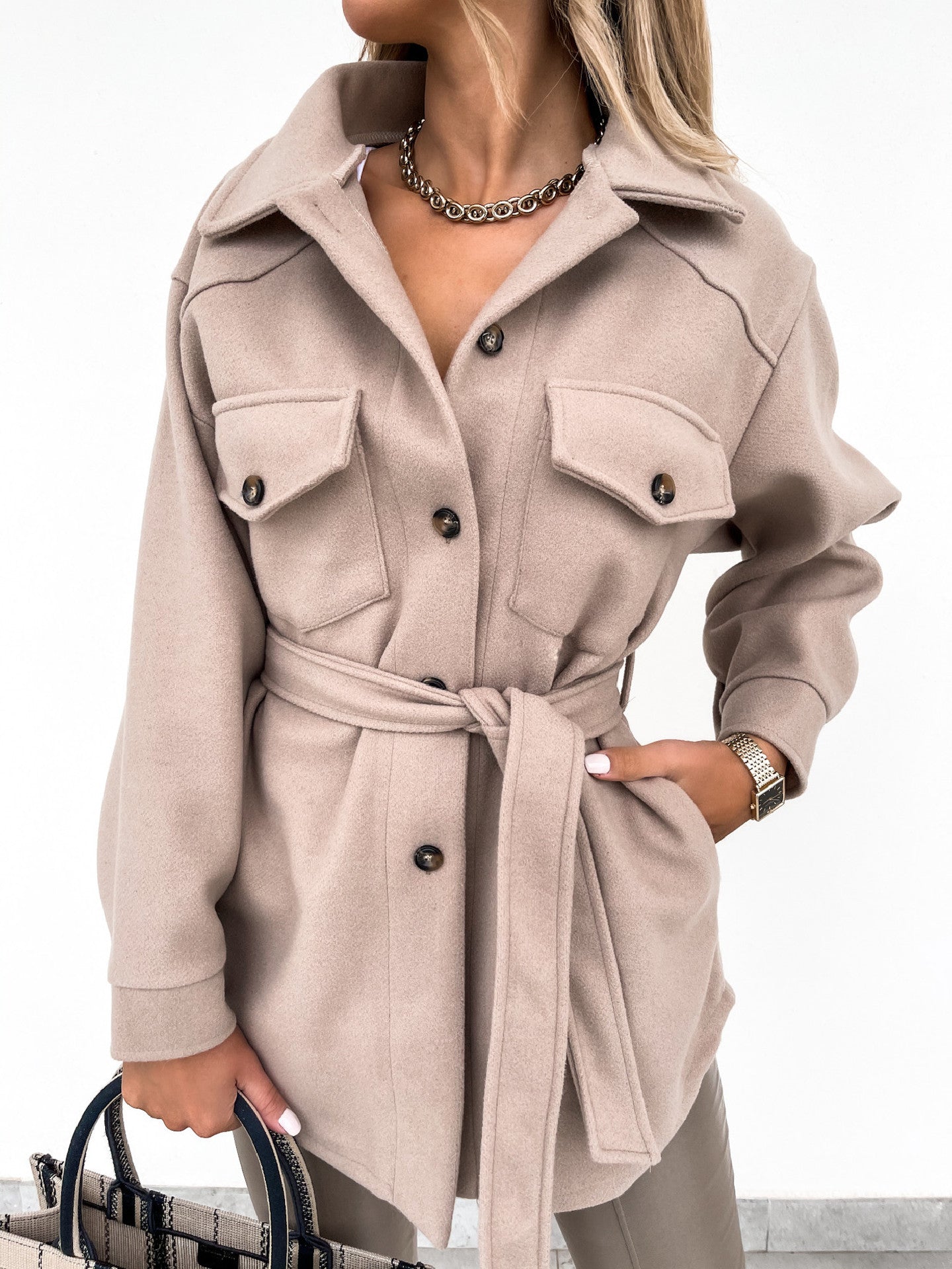 Damen Modische Overshirt-Jacke mit aufgesetzten Taschen und Knopfverschluss ModeGeist