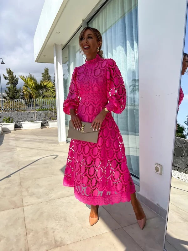 Elegantes Damenkleid mit raffinierter Spitzenstruktur von MODEGEIST