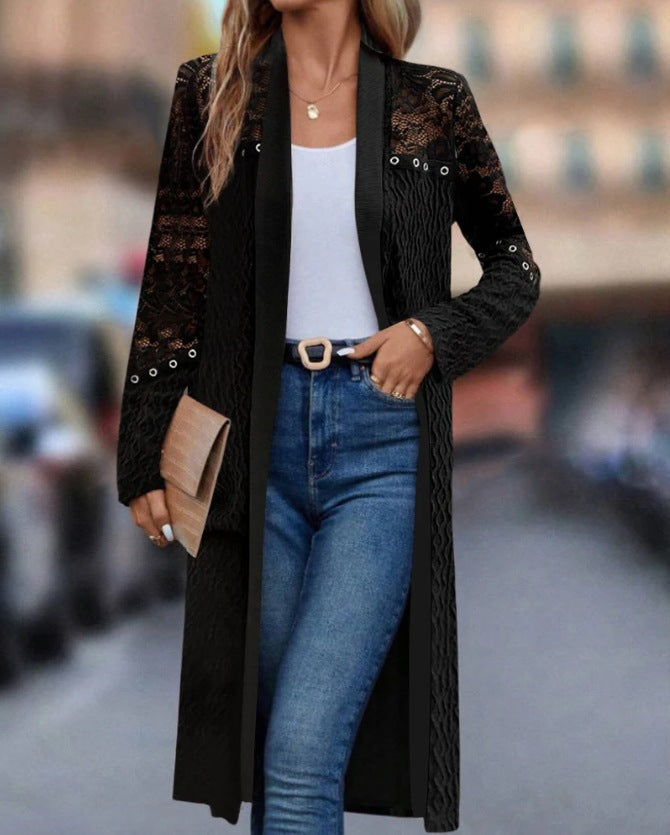 Modische Damen-Strickjacke mit Spitze und eleganten Details